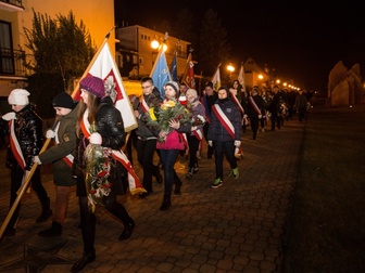 Delegacje wraz ze sztandarami, uczestniczące w obchodach 96. rocznicy Zaślubin Polski z Morzem.