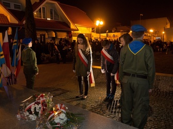 Delegacja szkoły składająca kwiaty pod pomnikiem Antoniego Abrahama.
