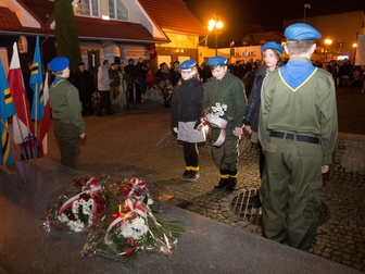 Delegacja drużyny harcerskiej pod pomnikiem Antoniego Abrahama.