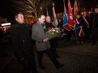 Władze Gminy składające wieniec kwiatów pod pomnikiem.