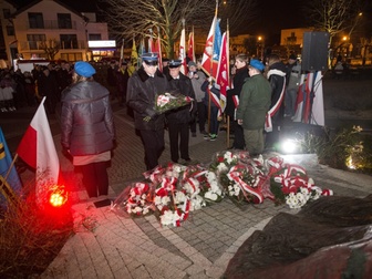 Reprezentacja Ochotniczej Straży Pożarnej składa kwiaty pod pomnikiem.