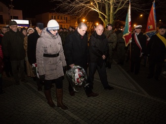 Przedstawiciele osiedla Śródmieście składający kwiaty pod pomnikiem.
