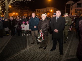 Reprezentacja spółki miejskiej Abruko, składająca kwiaty pod pomnikiem.