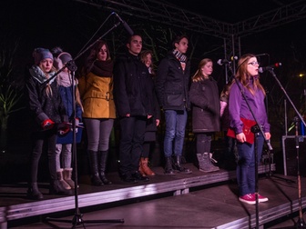 Występ uczestników warsztatów wokalnych przy akompaniamencie Piotra Kajetana Matczuka z zespołu Pira