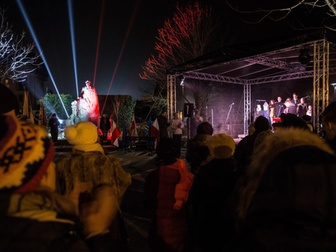 Występ uczestników warsztatów wokalnych przy akompaniamencie Piotra Kajetana Matczuka z zespołu Pira