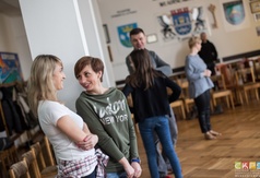 Uczestnicy przygotowujący się do warsztatów teatralnych.