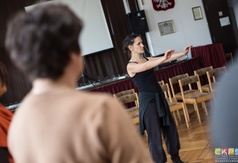 Prowadząca w trakcie jednego z ćwiczeń podczas warsztatów teatralnych.