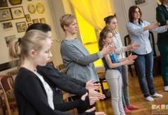 Uczestnicy w trakcie ćwiczeń podczas warsztatów teatralnych.