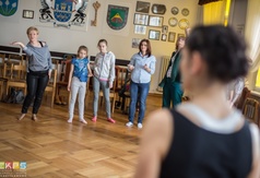 Uczestnicy w trakcie ćwiczeń podczas warsztatów teatralnych.