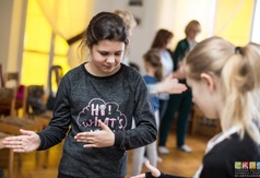 Uczestnicy w trakcie ćwiczeń podczas warsztatów teatralnych.