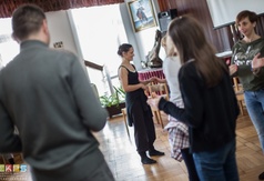 Prowadząca i uczestnicy w trakcie ćwiczeń podczas warsztatów teatralnych.