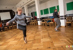 Uczestnicy w trakcie ćwiczeń podczas warsztatów teatralnych.