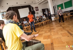 Uczestnicy w trakcie ćwiczeń podczas warsztatów teatralnych.