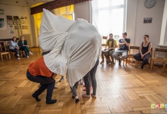 Uczestnicy w trakcie ćwiczeń podczas warsztatów teatralnych.