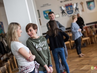 Uczestnicy przygotowujący się do warsztatów teatralnych.