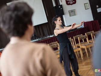 Prowadząca w trakcie jednego z ćwiczeń podczas warsztatów teatralnych.