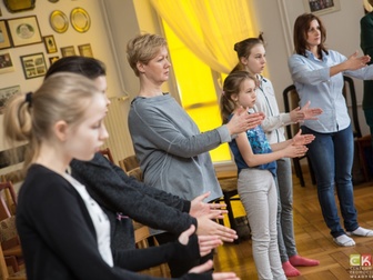 Uczestnicy w trakcie ćwiczeń podczas warsztatów teatralnych.