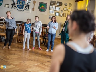 Uczestnicy w trakcie ćwiczeń podczas warsztatów teatralnych.