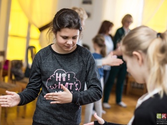 Uczestnicy w trakcie ćwiczeń podczas warsztatów teatralnych.