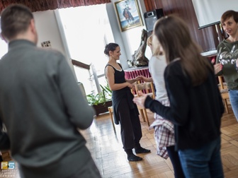 Prowadząca i uczestnicy w trakcie ćwiczeń podczas warsztatów teatralnych.