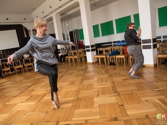 Uczestnicy w trakcie ćwiczeń podczas warsztatów teatralnych.