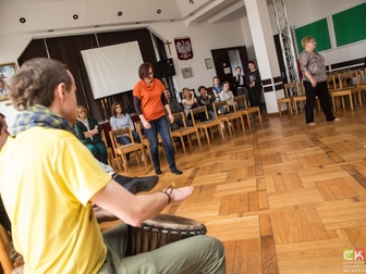 Uczestnicy w trakcie ćwiczeń podczas warsztatów teatralnych.