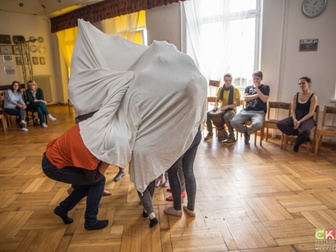 Uczestnicy w trakcie ćwiczeń podczas warsztatów teatralnych.