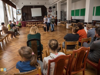 Figury wykonywane przez uczestników warsztatów teatralnych, obserwowane przez pozostałych zebranych.