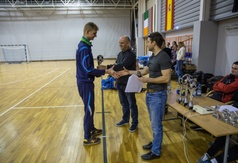 Wręczenie nagrody dla najlepszego obrońcy, jakim został Przemysław Ronkowski z MKS Junior
