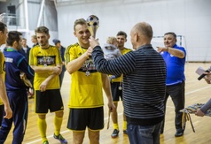 Wręczenie pucharu za drugie miejsce dla drużyny Specjaliści