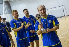 Zwycięska drużyna Drewniaki z pucharem i medalami za triumf w turnieju Derby Władysławowa 2016
