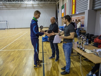 Wręczenie nagrody dla najlepszego obrońcy, jakim został Przemysław Ronkowski z MKS Junior