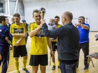 Wręczenie pucharu za drugie miejsce dla drużyny Specjaliści
