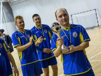 Zwycięska drużyna Drewniaki z pucharem i medalami za triumf w turnieju Derby Władysławowa 2016