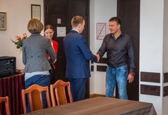Gratulacje autorowi zwycięskiego projektu Mariuszowi Głowience składa Burmistrz Władysławowa Roman K