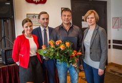 Pamiątkowa fotografia autora projektu z Burmistrzem, p. Sekretarz oraz z-cą kierownika Referatu Orga