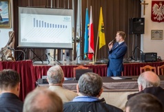 Burmistrz omawia wykres przedstawiający ilość głosujących na poszczególne projekty w ramach Budżetu