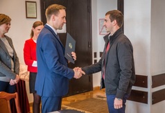 Burmistrz gratuluje udziału autorowi projektu, który zajął drugie miejsce w głosowaniu