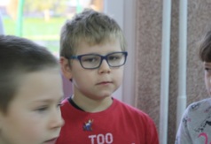 Wojtek został wyróżniony podczas uroczystego apelu (fot. SP 3 Władysławowo)