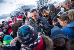 Spotkanie z Mikołajem we Władysławowie - Burmistrz rozdawał zebranym dzieciom słodkości