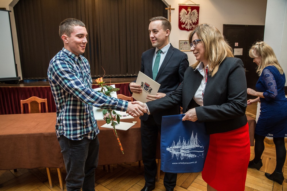 Burmistrz wręczył stypendia za wybitne osiągnięcia naukowe i sportowe uczniom oraz studentom z Gminy