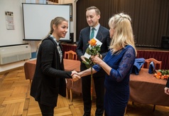 Burmistrz wręczył stypendia za wybitne osiągnięcia naukowe i sportowe uczniom oraz studentom z Gminy