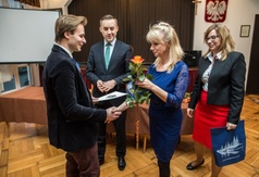 Burmistrz wręczył stypendia za wybitne osiągnięcia naukowe i sportowe uczniom oraz studentom z Gminy
