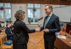 Burmistrz wręczył stypendia za wybitne osiągnięcia naukowe i sportowe uczniom oraz studentom z Gminy