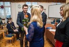Burmistrz wręczył stypendia za wybitne osiągnięcia naukowe i sportowe uczniom oraz studentom z Gminy