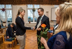 Burmistrz wręczył stypendia za wybitne osiągnięcia naukowe i sportowe uczniom oraz studentom z Gminy