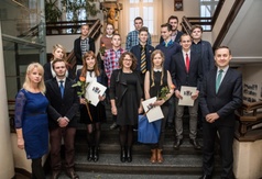 Burmistrz wręczył stypendia za wybitne osiągnięcia naukowe i sportowe uczniom oraz studentom z Gminy