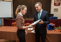 Burmistrz wręczył stypendia za wybitne osiągnięcia naukowe i sportowe uczniom oraz studentom z Gminy