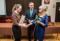Burmistrz wręczył stypendia za wybitne osiągnięcia naukowe i sportowe uczniom oraz studentom z Gminy