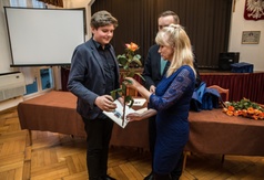 Burmistrz wręczył stypendia za wybitne osiągnięcia naukowe i sportowe uczniom oraz studentom z Gminy